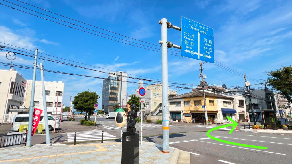 西大分駅前の交差点の写真。お祭り前の「浜の市」の旗が立っている。