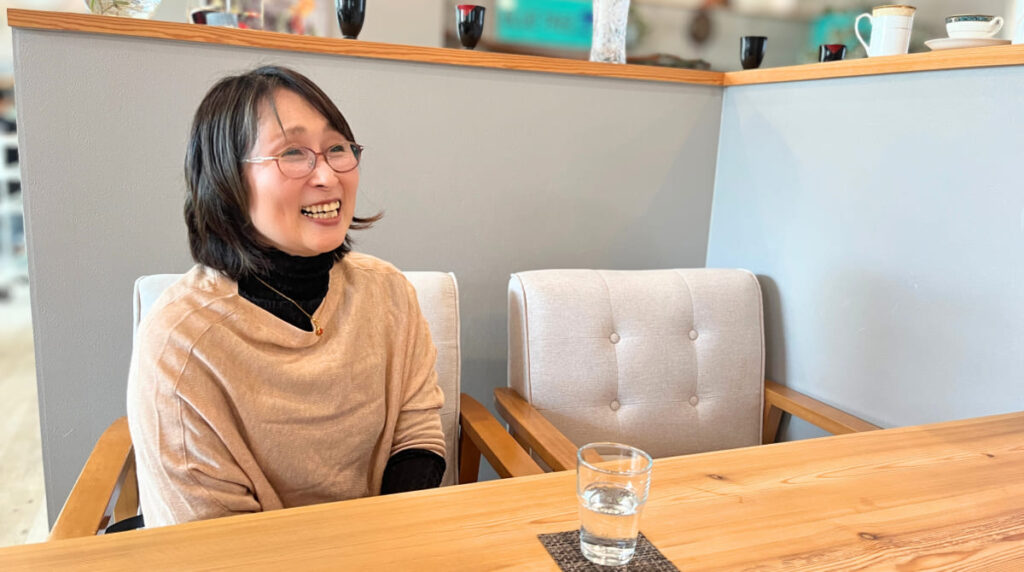 インタビュー時の成松さんの写真。笑顔でお話している。